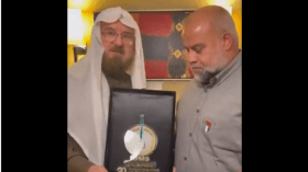 القرة داغي يكرّم وائل الدحدوح بدرع اتحاد العلماء المسلمين