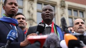 بالفيديو.. هكذا أكرمت الجالية الفلسطينية وهولنديون وزير عدل جنوب إفريقيا والمرافقين له!