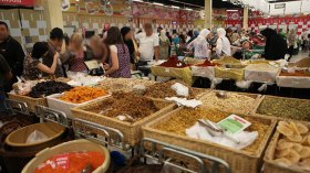 مواطنون يقتنون مستلزمات رمضان قبل شهرين من حلوله