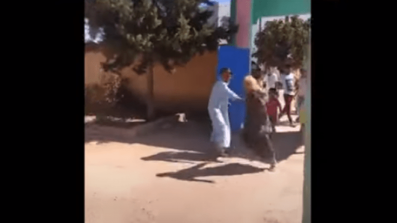 بالفيديو.. مغربية تعتدي بوحشية على معلمة ابنها ونشطاء ينسبون الحادث لدول أخرى! 