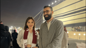 بعد انتشار صورة له رفقة حسناء في الدوحة.. نشطاء يدافعون عن معتز ويكشفون هوية الشابة!