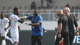 بعد اتهامه بالعنصرية.. مدرب المغرب يرد على قائد منتخب الكونغو
