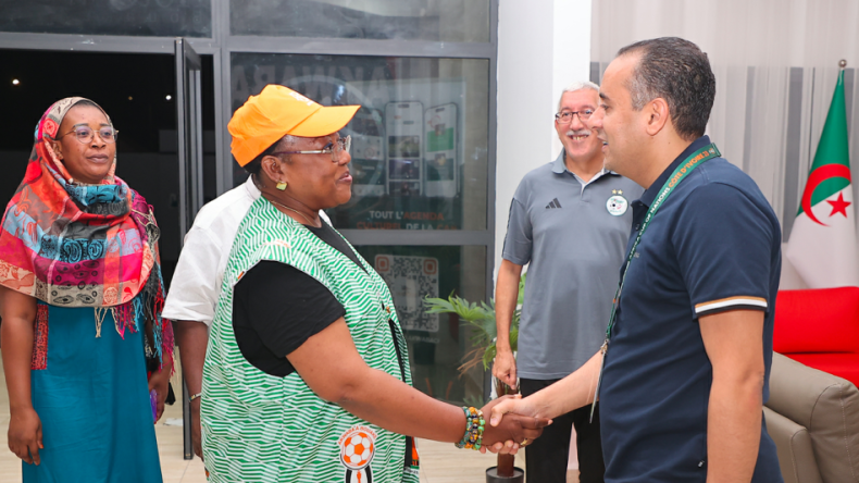 بالصور.. أعضاء من بلدية بواكي يزورون مقر إقامة “الخضر”