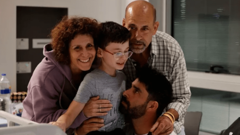 طفل إسرائيلي تعلم التسبيح في أسر حماس.. شاهد ماذا قال لقناة عبرية!