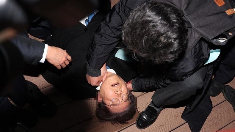 Corée du Sud: Le chef de file de l’opposition poignardé en public (vidéo)