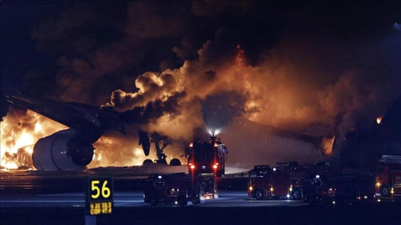 Collision entre deux avions au Japon: 5 morts