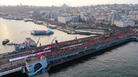Istanbul: Des dizaines de milliers de personnes rassemblées sur le Pont Galata en soutien à la Palestine