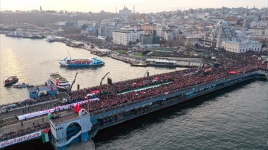 Istanbul: Des dizaines de milliers de personnes rassemblées sur le Pont Galata en soutien à la Palestine