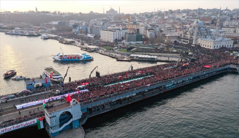 Istanbul: Des dizaines de milliers de personnes rassemblées sur le Pont Galata en soutien à la Palestine