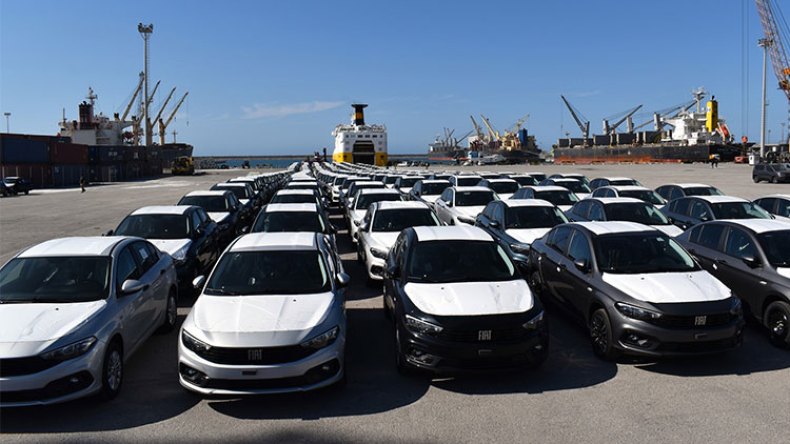 تشبّع لميناءي جن جن ومستغانم بالسيارات المستوردة