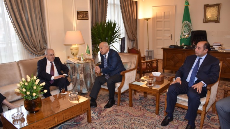 أبو الغيط يتباحث مع لعمامرة الوضع في السودان