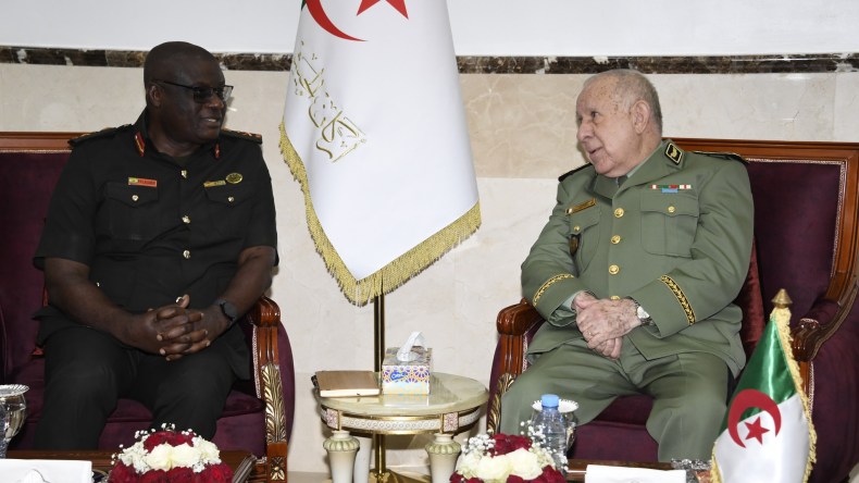 الفريق أول شنڨريحة يستقبل رئيس أركان جيش السيراليون