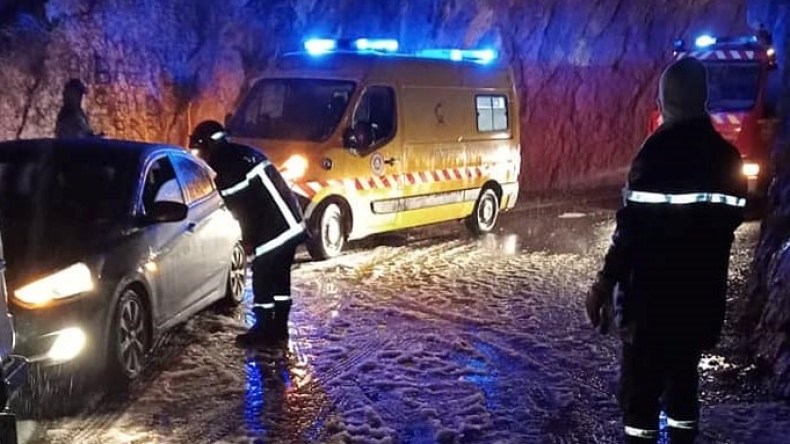 بالصور.. إنقاذ عائلة حاصرتها الثلوج بولاية البويرة