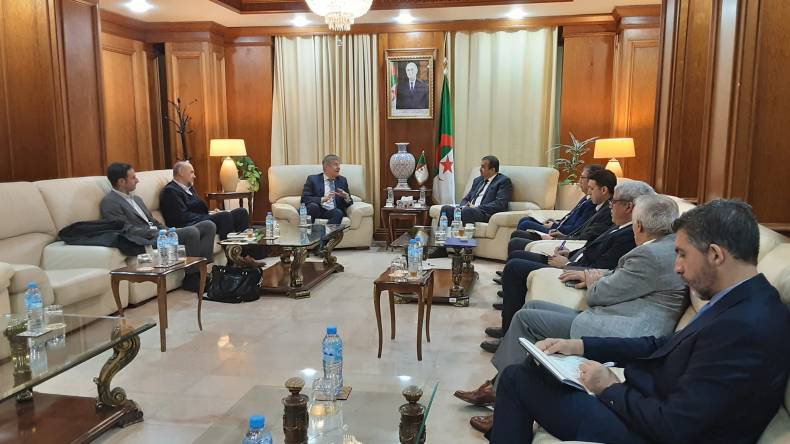 عرقاب يبحث مع ممثلي شركة “نيومان اند أيسر” الألمانية التعاون والاستثمار