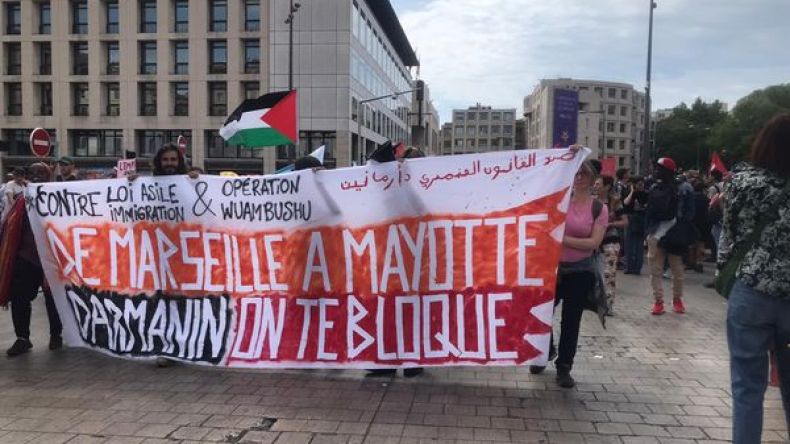 قانون الهجرة الجديد في فرنسا سيحرم أكثر من 110 آلاف شخص من “حقوقهم الاجتماعية”