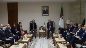 وزير المالية يلتقي وفدا من البنك الدولي