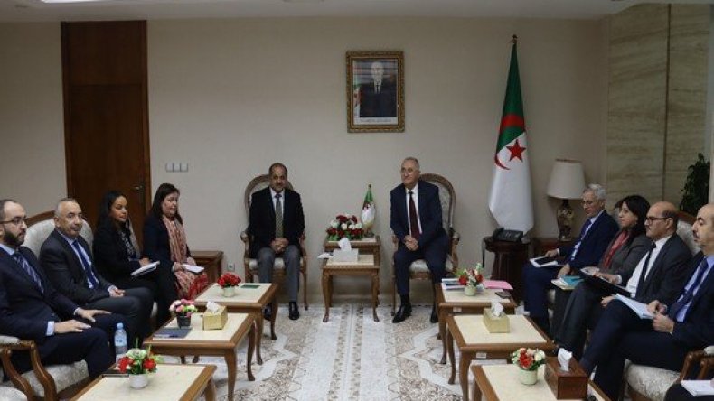 وزير المالية يلتقي وفدا من البنك الدولي