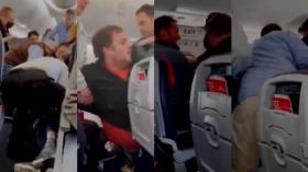 (Vidéo)un passager tente d’ouvrir la porte d’un avion en plein vol