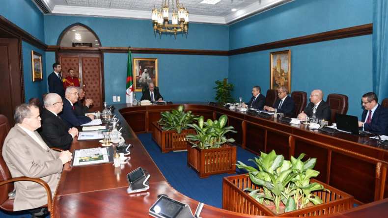 الرئيس تبـون يعقد اجتماع عمل حول مناطق التجارة الحرّة