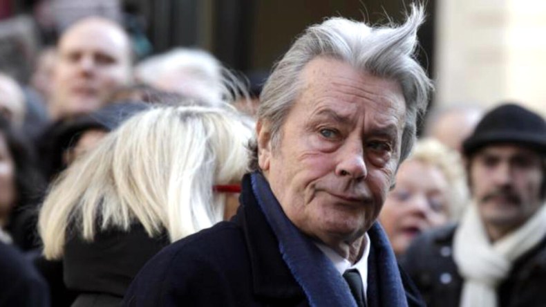Alain Delon: plusieurs armes à feu et des munitions saisies à son domicile