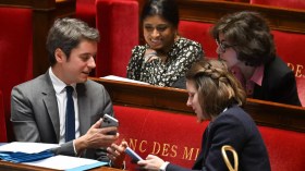 A l’Assemblée, Attal surpris montrer une photo de chien à Rachida Dati