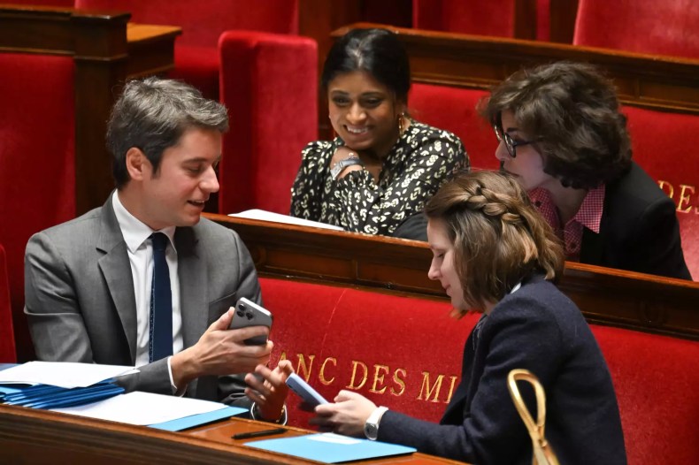 A l’Assemblée, Attal surpris montrer une photo de chien à Rachida Dati
