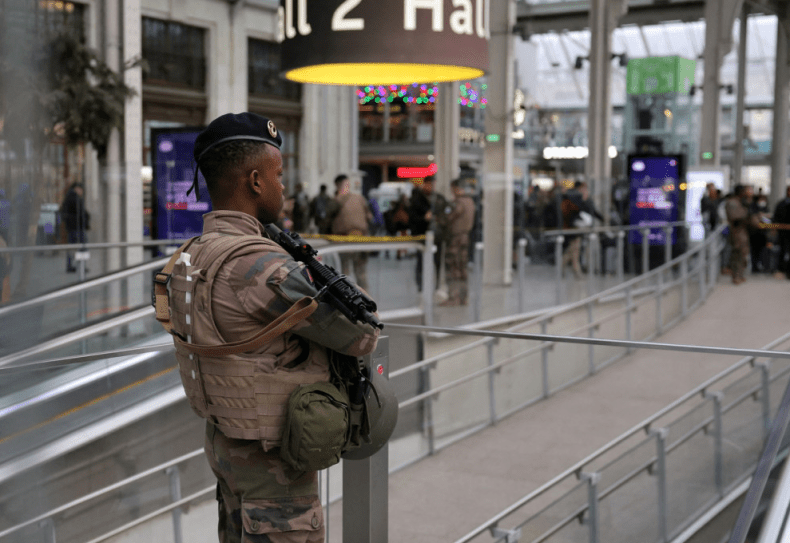 Paris: Une attaque au couteau dans une gare