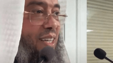 Un imam traite le drapeau français de satanique: expulsé