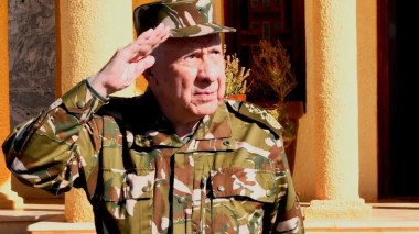 Chanegriha supervise un exercice tactique avec munitions réelles à Tamanrasset