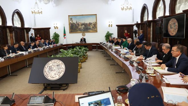 الرئيس تبـون يدعو للانتقال إلى السرعة القصوى لرقمنة كلّ القطاعات