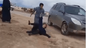 فيديو صادم لـ 7 رجال ينهالون بالضرب المبرح على فتاة!