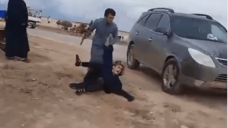 فيديو صادم لـ 7 رجال ينهالون بالضرب المبرح على فتاة!