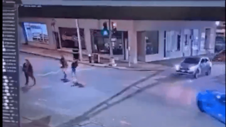 فيديو متداول لحادث سير مروع أودى بحياة امرأة وابنتها!