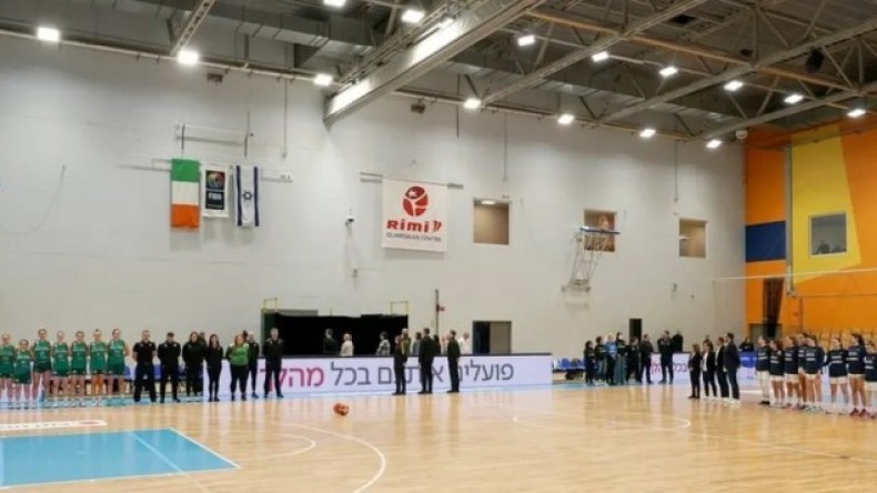 بِالفيديو: موقف جريء من لاعبات إيرلندا لِكرة السلّة ضدّ الصّهاينة