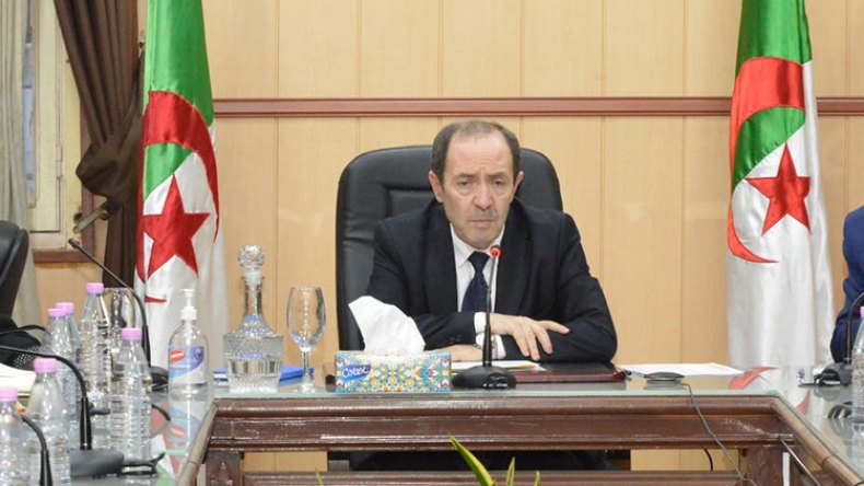 عندما يناقض الوزير نفسه!