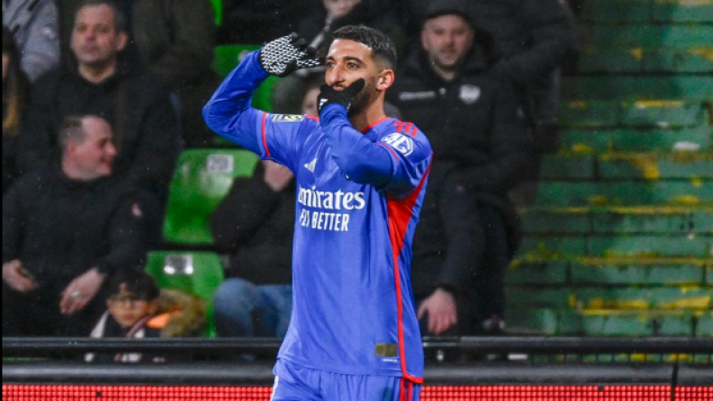 بن رحمة قد يغادر ليون بسبب أزمة النادي