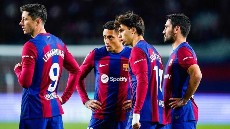 إدارة برشلونة تمنع لاعبيها من الاستحمام وتناول الطّعام في مقرّ النّادي