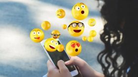 باحثون يكشفون: النساء يفسرن الرسوم التعبيرية بشكل مختلف عن الرجال