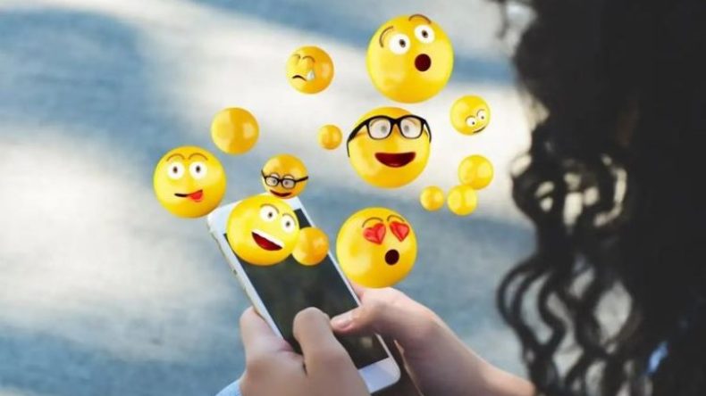 باحثون يكشفون: النساء يفسرن الرسوم التعبيرية بشكل مختلف عن الرجال