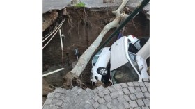 Un gouffre s’ouvre sur la route et engloutit deux voitures (VIDEO)