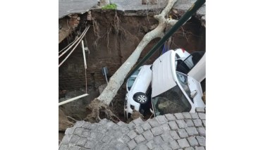 Un gouffre s’ouvre sur la route et engloutit deux voitures (VIDEO)