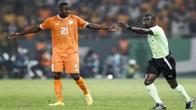 “الكاف” يعاقب الحكم آتشو ويبعده عن بقية لقاءات “الكان”