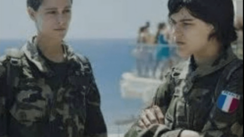 جنديتان فرنسيتان قيل إنهما شاركتا في حرب غزة.. ما قصة الصورة المتداولة لهما؟