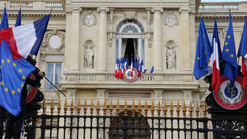 الجزائر “سيّدة” في منح أو رفض تأشيرات جمعيات الأقدام السوداء