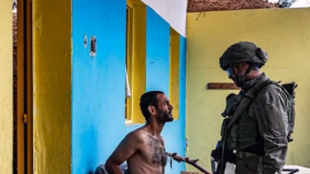 بالفيديو.. القصة الكاملة للشاب الفلسطيني الذي ظهر عاريا أمام جندي الاحتلال وهذا مصيره!