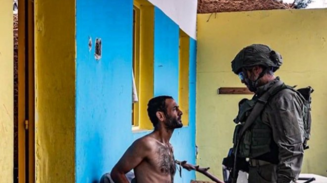 بالفيديو.. القصة الكاملة للشاب الفلسطيني الذي ظهر عاريا أمام جندي الاحتلال وهذا مصيره!
