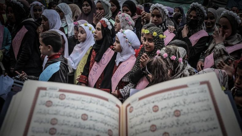 مشاهد تثلج الصدور لتكريم حافظات القرآن الكريم تحت القصف في رفح!