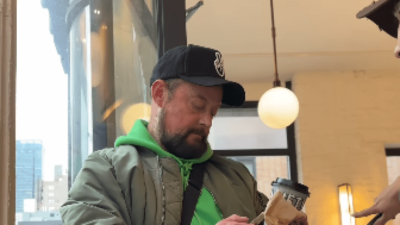 مؤثرة عراقية توثق هجوم رجل عليها بمدينة نيويورك.. ما السبب؟