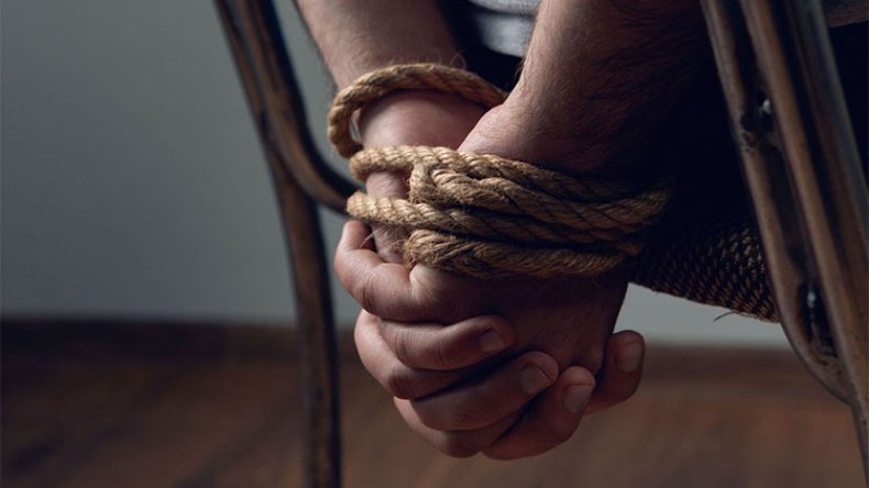 شاب يختطف آخر ويقوم باحتجازه وتعذيبه بمكان مهجور!