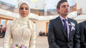 المتزوجون أم العزاب؟.. دراسة تكشف من أكثر سعادة!